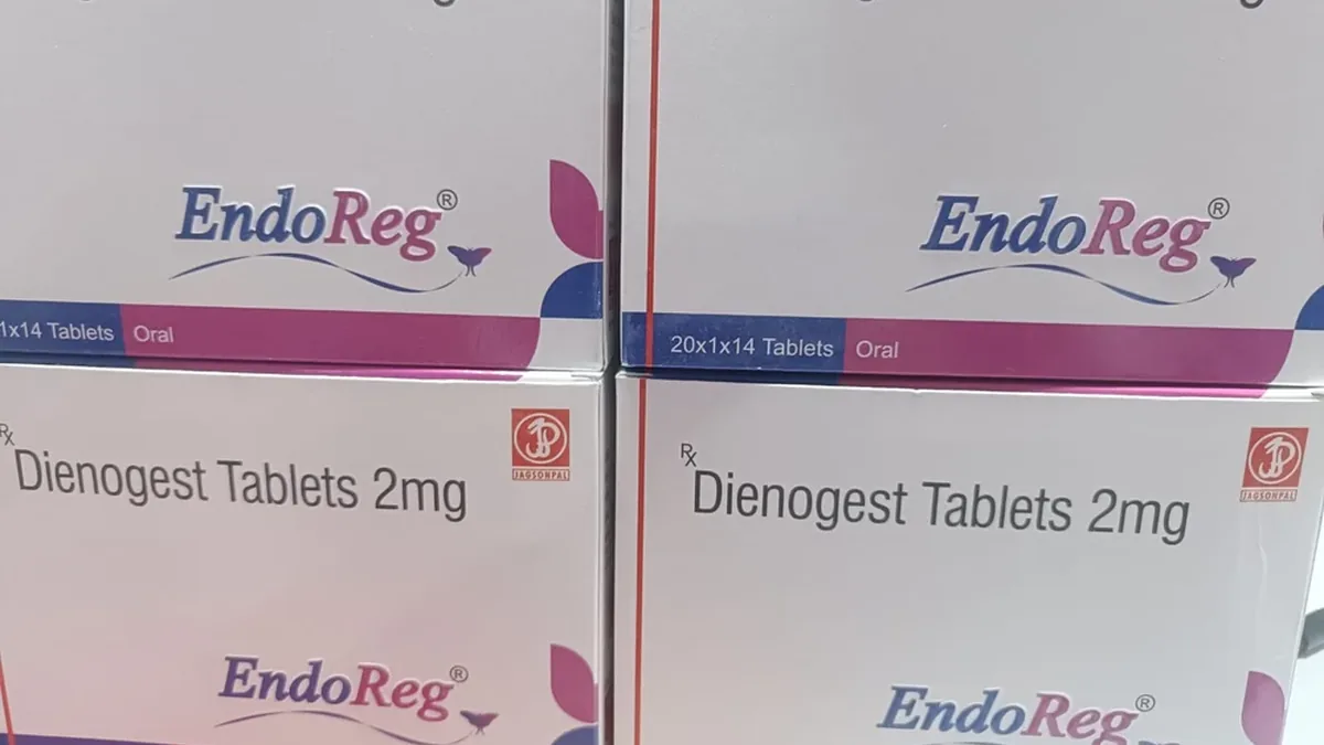 医生向患者解释巴瑞克替尼2mg的常见副作用及复查注意事项