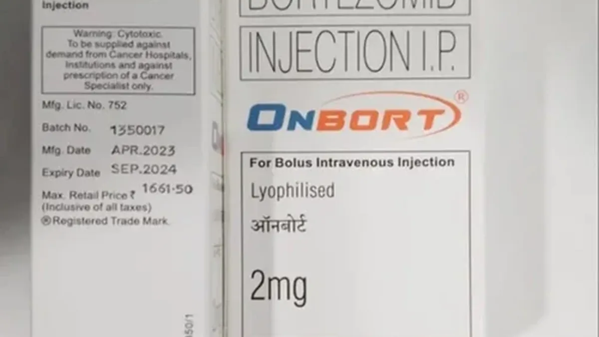 患者手持巴瑞克替尼2mg药盒,正在与药师交流副作用问题